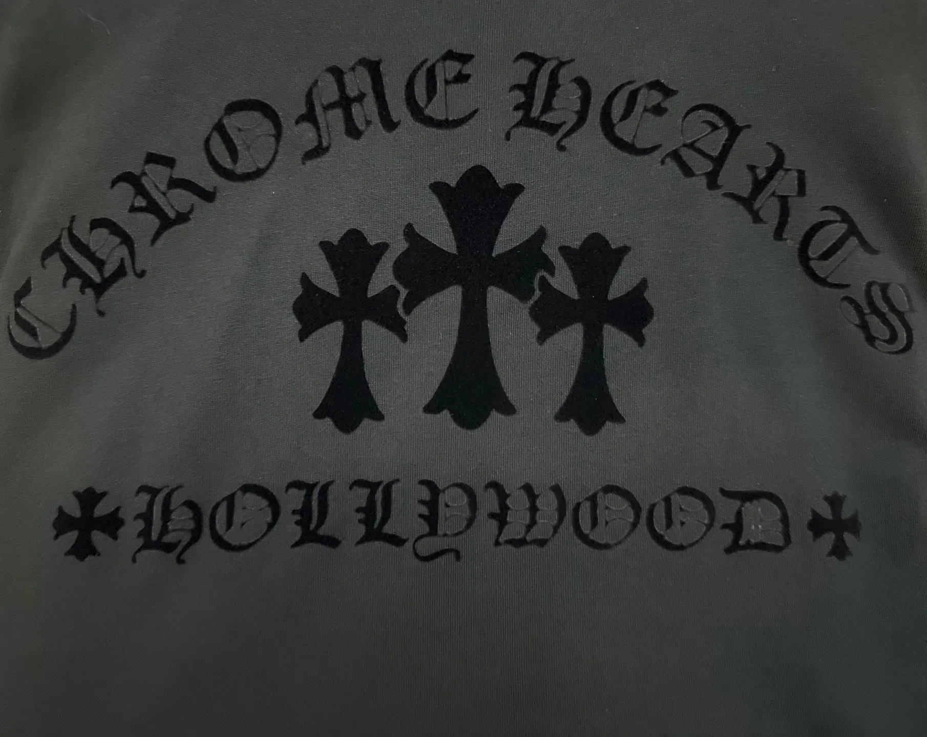 P300 Chrome Hearts 25ss flocked logo letter round neck long-sleeved T-shirt. Fabric is high-definition, super heavyweight cotton, double yarn compact Xinjiang cotton. Weight: 320 grams. Clean cloth surface. Clear cloth texture. Tight feel. Stiff. High color fastness. No deformation. No discoloration. Customized hardware. Thread. Accessories. Alignment. Same style for men and women. -Color: Black White -Size: XS S M L